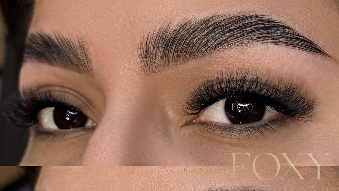 Primer plano de una mirada con extensiones de pestañas y cejas diseñadas en Foxy by Alissia